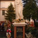 Bełchatów, figura Matki Bożej przed kościołem pw. Narodzenia Najświętszej Maryi Panny (Aw58)