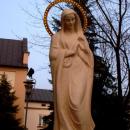 Bełchatów, figura Matki Bożej przed kościołem pw. Narodzenia Najświętszej Maryi Panny (Aw58) DSC01254